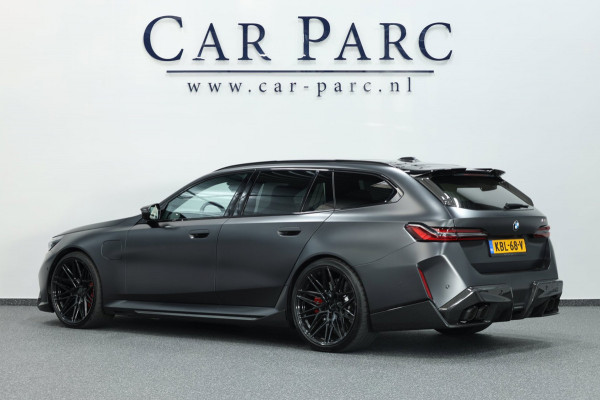 BMW 5 Serie Touring M5 950+PK BTW/AKRAPOVIC OPF DELETED/CARBON M-PERFORMANCE/EVENTURI/22” VOSSEN/B&W/PANO/HUD/12 MND GARANTIE!