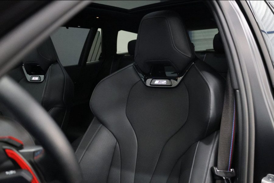 BMW 5 Serie Touring M5 950+PK BTW/AKRAPOVIC OPF DELETED/CARBON M-PERFORMANCE/EVENTURI/22” VOSSEN/B&W/PANO/HUD/12 MND GARANTIE!