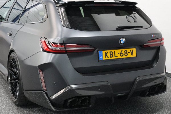 BMW 5 Serie Touring M5 950+PK BTW/AKRAPOVIC OPF DELETED/CARBON M-PERFORMANCE/EVENTURI/22” VOSSEN/B&W/PANO/HUD/12 MND GARANTIE!