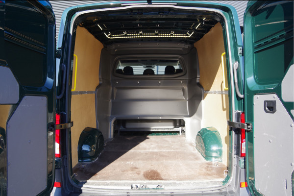 Volkswagen Crafter 35 2.0 TDI L3H2 DC-5P, 140PK AUT. LED, TREKHAAK, STOELVERWARMING, STANDKACHEL, CAMERA, PARKEERSENSOREN, AIRCO, CARPLAY, DUBBELE