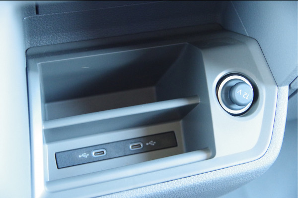 Volkswagen Crafter 35 2.0 TDI L3H2 DC-5P, 140PK AUT. LED, TREKHAAK, STOELVERWARMING, STANDKACHEL, CAMERA, PARKEERSENSOREN, AIRCO, CARPLAY, DUBBELE