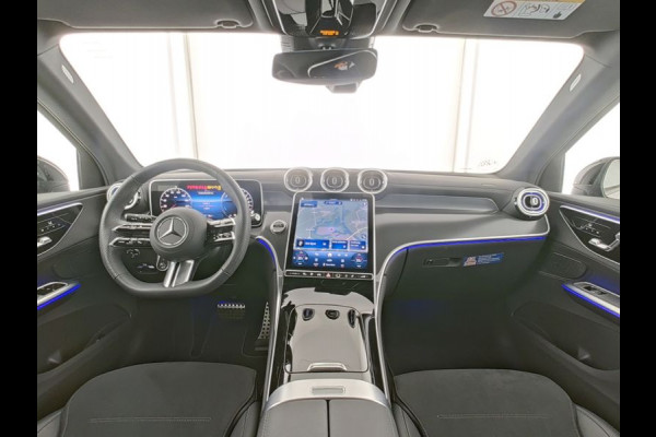 Mercedes-Benz GLC 300 e 4MATIC AMG Plug-In Hybride AMG Line | Night Pakket | Digital Licht | Trekhaak | Distronic | Memory Voorstoelen | Stoel en Stuurverwarming. Inclusief 24 maanden Mercedes-Benz Certified garantie voor Europa.