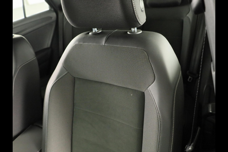 Volkswagen T-Roc 1.5 TSI R-Line 150 PK DSG | Navigatie | Trekhaak afneembaar | ErgoActive Stoel Pakket | Parkeercamera |