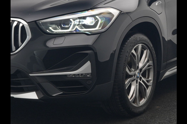 BMW X1 xDrive25e XLine PHEV 221pk Dealer O.H. | Trekhaak Afn. | Panodak | Adaptive Cruise | Camera | Lederen Sportstoelen & Stuur Verwarmd | Keyless | Apple Carplay | Hifi Audio | Navigatie | DAB | 18"L.M | Plug In Hybrid