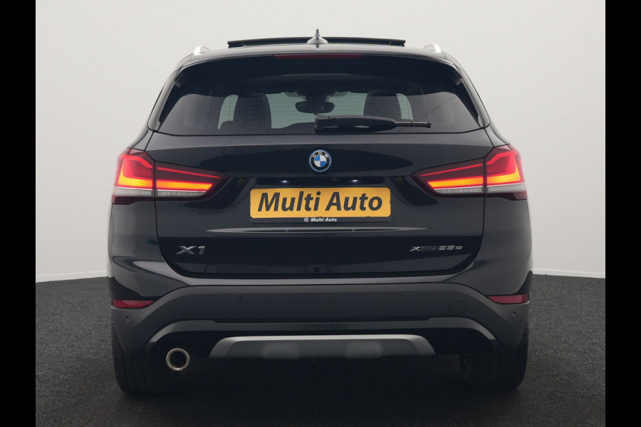 BMW X1 xDrive25e XLine PHEV 221pk Dealer O.H. | Trekhaak Afn. | Panodak | Adaptive Cruise | Camera | Lederen Sportstoelen & Stuur Verwarmd | Keyless | Apple Carplay | Hifi Audio | Navigatie | DAB | 18"L.M | Plug In Hybrid