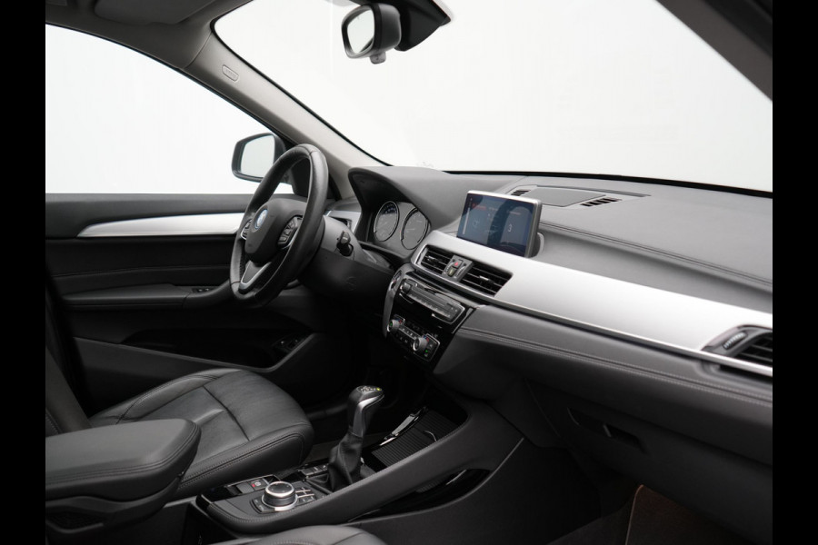 BMW X1 xDrive25e XLine PHEV 221pk Dealer O.H. | Trekhaak Afn. | Panodak | Adaptive Cruise | Camera | Lederen Sportstoelen & Stuur Verwarmd | Keyless | Apple Carplay | Hifi Audio | Navigatie | DAB | 18"L.M | Plug In Hybrid