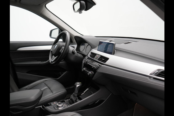 BMW X1 xDrive25e XLine PHEV 221pk Dealer O.H. | Trekhaak Afn. | Panodak | Adaptive Cruise | Camera | Lederen Sportstoelen & Stuur Verwarmd | Keyless | Apple Carplay | Hifi Audio | Navigatie | DAB | 18"L.M | Plug In Hybrid