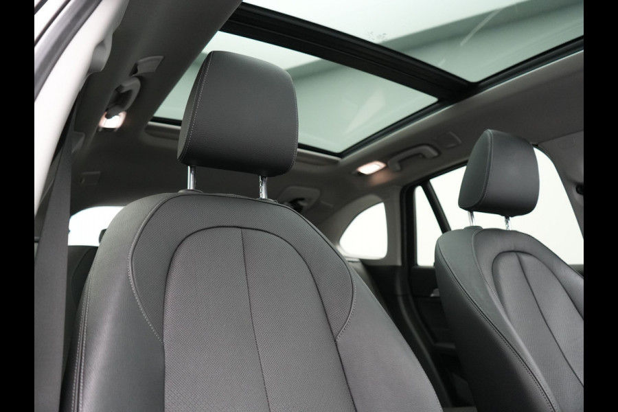 BMW X1 xDrive25e XLine PHEV 221pk Dealer O.H. | Trekhaak Afn. | Panodak | Adaptive Cruise | Camera | Lederen Sportstoelen & Stuur Verwarmd | Keyless | Apple Carplay | Hifi Audio | Navigatie | DAB | 18"L.M | Plug In Hybrid