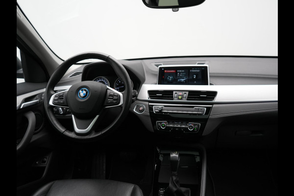 BMW X1 xDrive25e XLine PHEV 221pk Dealer O.H. | Trekhaak Afn. | Panodak | Adaptive Cruise | Camera | Lederen Sportstoelen & Stuur Verwarmd | Keyless | Apple Carplay | Hifi Audio | Navigatie | DAB | 18"L.M | Plug In Hybrid