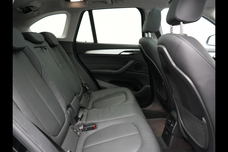 BMW X1 xDrive25e XLine PHEV 221pk Dealer O.H. | Trekhaak Afn. | Panodak | Adaptive Cruise | Camera | Lederen Sportstoelen & Stuur Verwarmd | Keyless | Apple Carplay | Hifi Audio | Navigatie | DAB | 18"L.M | Plug In Hybrid