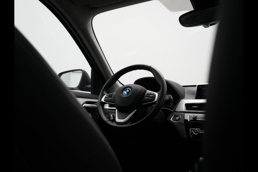 BMW X1 xDrive25e XLine PHEV 221pk Dealer O.H. | Trekhaak Afn. | Panodak | Adaptive Cruise | Camera | Lederen Sportstoelen & Stuur Verwarmd | Keyless | Apple Carplay | Hifi Audio | Navigatie | DAB | 18"L.M | Plug In Hybrid