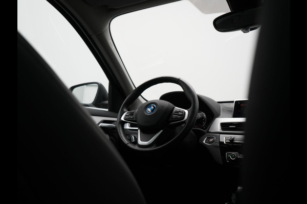 BMW X1 xDrive25e XLine PHEV 221pk Dealer O.H. | Trekhaak Afn. | Panodak | Adaptive Cruise | Camera | Lederen Sportstoelen & Stuur Verwarmd | Keyless | Apple Carplay | Hifi Audio | Navigatie | DAB | 18"L.M | Plug In Hybrid