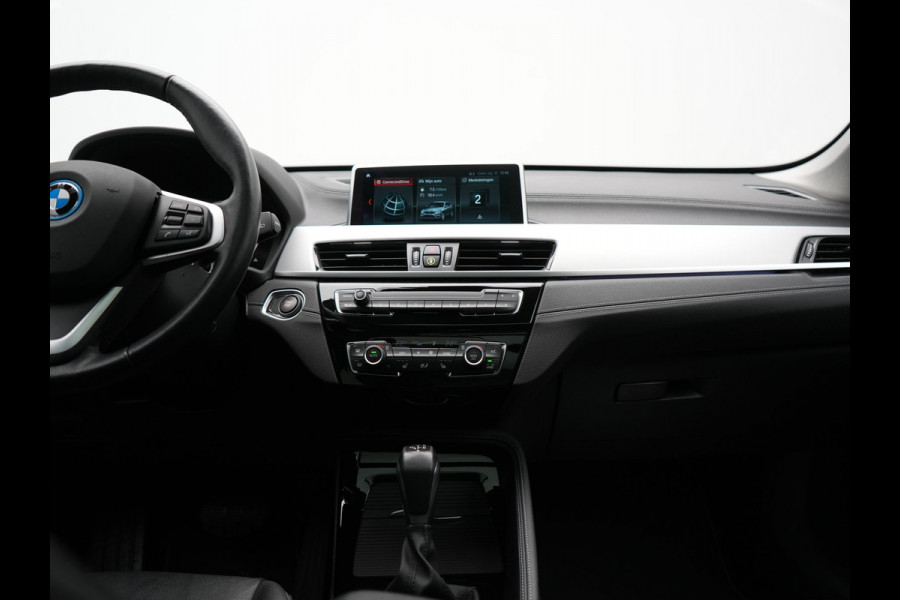 BMW X1 xDrive25e XLine PHEV 221pk Dealer O.H. | Trekhaak Afn. | Panodak | Adaptive Cruise | Camera | Lederen Sportstoelen & Stuur Verwarmd | Keyless | Apple Carplay | Hifi Audio | Navigatie | DAB | 18"L.M | Plug In Hybrid