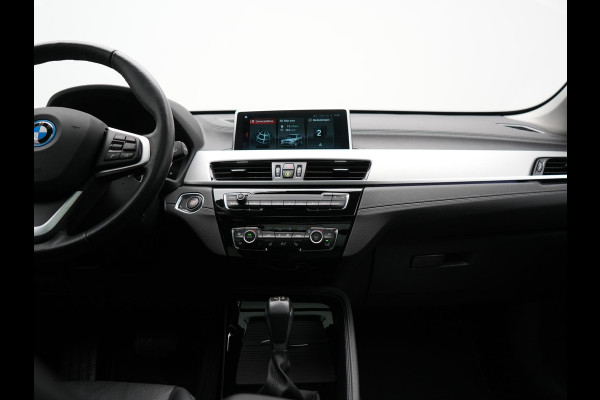 BMW X1 xDrive25e XLine PHEV 221pk Dealer O.H. | Trekhaak Afn. | Panodak | Adaptive Cruise | Camera | Lederen Sportstoelen & Stuur Verwarmd | Keyless | Apple Carplay | Hifi Audio | Navigatie | DAB | 18"L.M | Plug In Hybrid