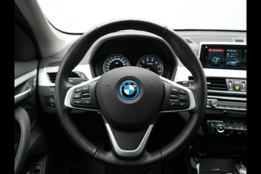BMW X1 xDrive25e XLine PHEV 221pk Dealer O.H. | Trekhaak Afn. | Panodak | Adaptive Cruise | Camera | Lederen Sportstoelen & Stuur Verwarmd | Keyless | Apple Carplay | Hifi Audio | Navigatie | DAB | 18"L.M | Plug In Hybrid