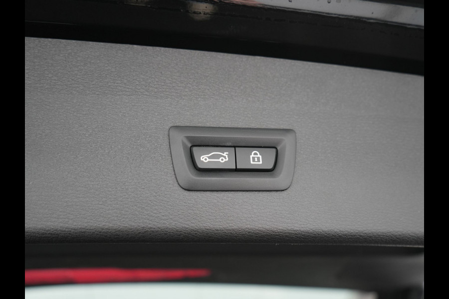 BMW X1 xDrive25e XLine PHEV 221pk Dealer O.H. | Trekhaak Afn. | Panodak | Adaptive Cruise | Camera | Lederen Sportstoelen & Stuur Verwarmd | Keyless | Apple Carplay | Hifi Audio | Navigatie | DAB | 18"L.M | Plug In Hybrid