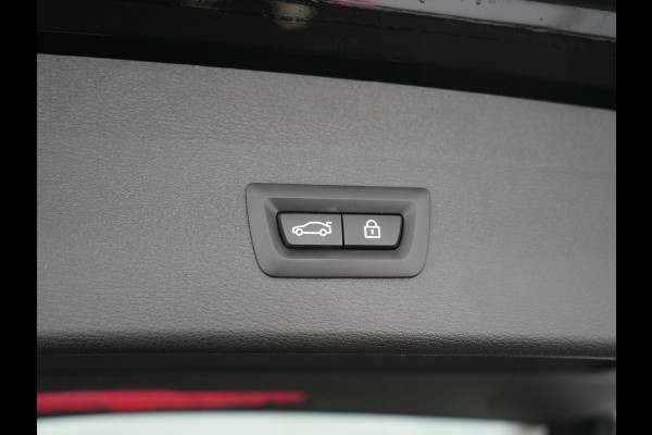 BMW X1 xDrive25e XLine PHEV 221pk Dealer O.H. | Trekhaak Afn. | Panodak | Adaptive Cruise | Camera | Lederen Sportstoelen & Stuur Verwarmd | Keyless | Apple Carplay | Hifi Audio | Navigatie | DAB | 18"L.M | Plug In Hybrid