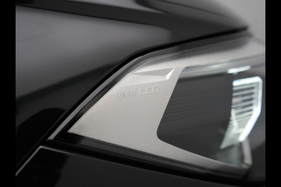 BMW X1 xDrive25e XLine PHEV 221pk Dealer O.H. | Trekhaak Afn. | Panodak | Adaptive Cruise | Camera | Lederen Sportstoelen & Stuur Verwarmd | Keyless | Apple Carplay | Hifi Audio | Navigatie | DAB | 18"L.M | Plug In Hybrid