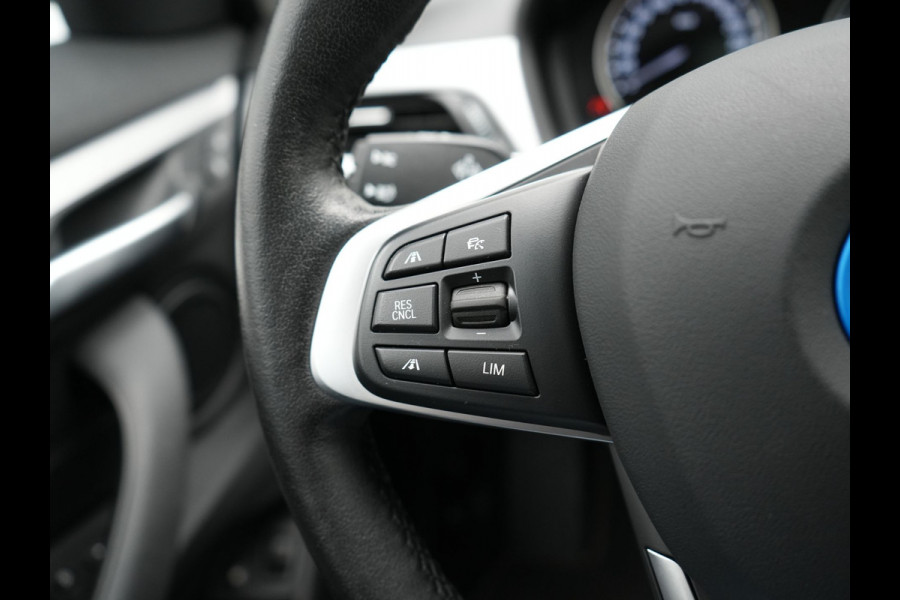 BMW X1 xDrive25e XLine PHEV 221pk Dealer O.H. | Trekhaak Afn. | Panodak | Adaptive Cruise | Camera | Lederen Sportstoelen & Stuur Verwarmd | Keyless | Apple Carplay | Hifi Audio | Navigatie | DAB | 18"L.M | Plug In Hybrid