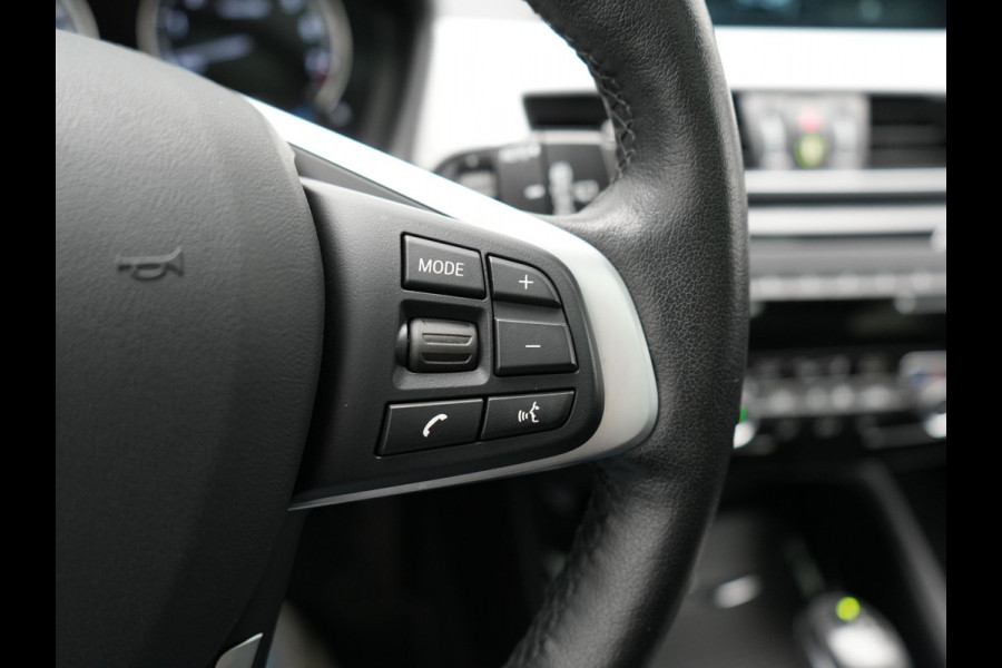 BMW X1 xDrive25e XLine PHEV 221pk Dealer O.H. | Trekhaak Afn. | Panodak | Adaptive Cruise | Camera | Lederen Sportstoelen & Stuur Verwarmd | Keyless | Apple Carplay | Hifi Audio | Navigatie | DAB | 18"L.M | Plug In Hybrid
