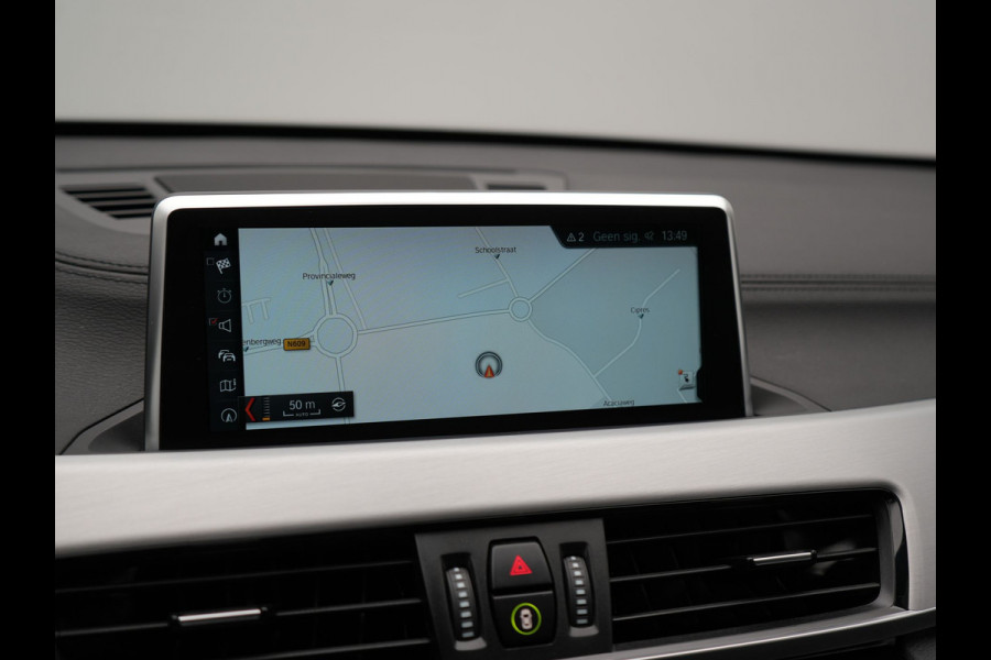 BMW X1 xDrive25e XLine PHEV 221pk Dealer O.H. | Trekhaak Afn. | Panodak | Adaptive Cruise | Camera | Lederen Sportstoelen & Stuur Verwarmd | Keyless | Apple Carplay | Hifi Audio | Navigatie | DAB | 18"L.M | Plug In Hybrid