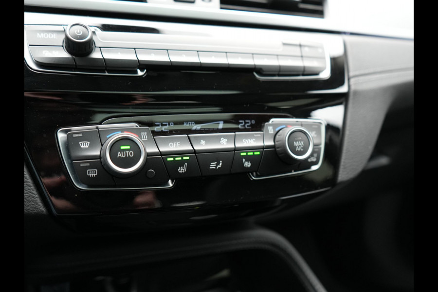 BMW X1 xDrive25e XLine PHEV 221pk Dealer O.H. | Trekhaak Afn. | Panodak | Adaptive Cruise | Camera | Lederen Sportstoelen & Stuur Verwarmd | Keyless | Apple Carplay | Hifi Audio | Navigatie | DAB | 18"L.M | Plug In Hybrid