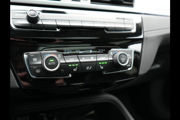 BMW X1 xDrive25e XLine PHEV 221pk Dealer O.H. | Trekhaak Afn. | Panodak | Adaptive Cruise | Camera | Lederen Sportstoelen & Stuur Verwarmd | Keyless | Apple Carplay | Hifi Audio | Navigatie | DAB | 18"L.M | Plug In Hybrid