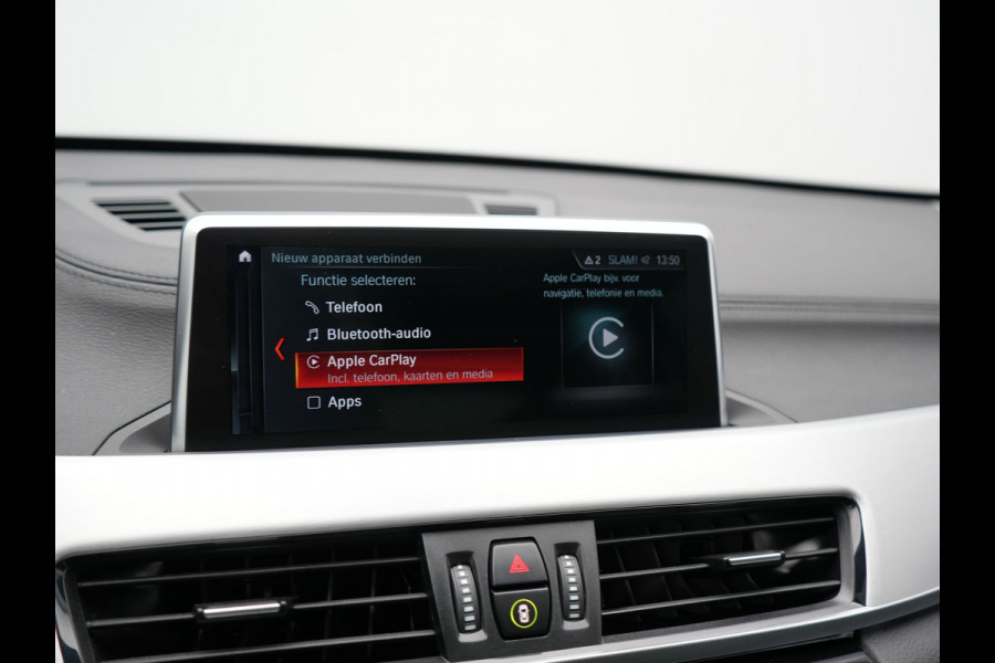 BMW X1 xDrive25e XLine PHEV 221pk Dealer O.H. | Trekhaak Afn. | Panodak | Adaptive Cruise | Camera | Lederen Sportstoelen & Stuur Verwarmd | Keyless | Apple Carplay | Hifi Audio | Navigatie | DAB | 18"L.M | Plug In Hybrid