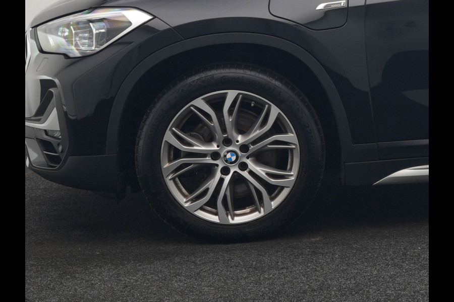 BMW X1 xDrive25e XLine PHEV 221pk Dealer O.H. | Trekhaak Afn. | Panodak | Adaptive Cruise | Camera | Lederen Sportstoelen & Stuur Verwarmd | Keyless | Apple Carplay | Hifi Audio | Navigatie | DAB | 18"L.M | Plug In Hybrid