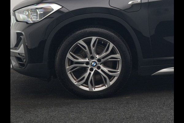 BMW X1 xDrive25e XLine PHEV 221pk Dealer O.H. | Trekhaak Afn. | Panodak | Adaptive Cruise | Camera | Lederen Sportstoelen & Stuur Verwarmd | Keyless | Apple Carplay | Hifi Audio | Navigatie | DAB | 18"L.M | Plug In Hybrid