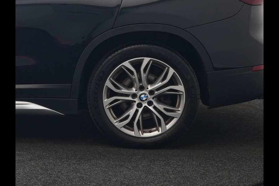 BMW X1 xDrive25e XLine PHEV 221pk Dealer O.H. | Trekhaak Afn. | Panodak | Adaptive Cruise | Camera | Lederen Sportstoelen & Stuur Verwarmd | Keyless | Apple Carplay | Hifi Audio | Navigatie | DAB | 18"L.M | Plug In Hybrid