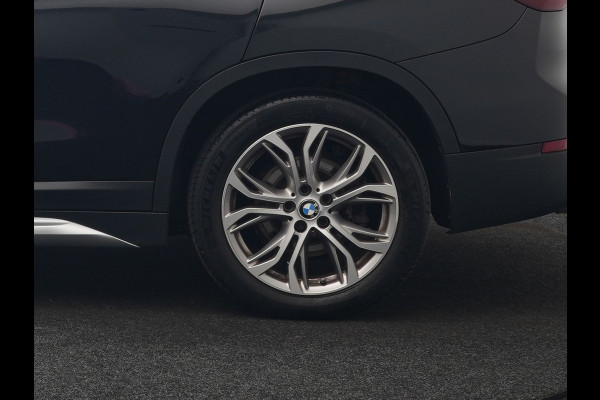 BMW X1 xDrive25e XLine PHEV 221pk Dealer O.H. | Trekhaak Afn. | Panodak | Adaptive Cruise | Camera | Lederen Sportstoelen & Stuur Verwarmd | Keyless | Apple Carplay | Hifi Audio | Navigatie | DAB | 18"L.M | Plug In Hybrid