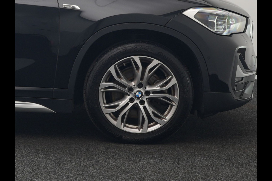 BMW X1 xDrive25e XLine PHEV 221pk Dealer O.H. | Trekhaak Afn. | Panodak | Adaptive Cruise | Camera | Lederen Sportstoelen & Stuur Verwarmd | Keyless | Apple Carplay | Hifi Audio | Navigatie | DAB | 18"L.M | Plug In Hybrid