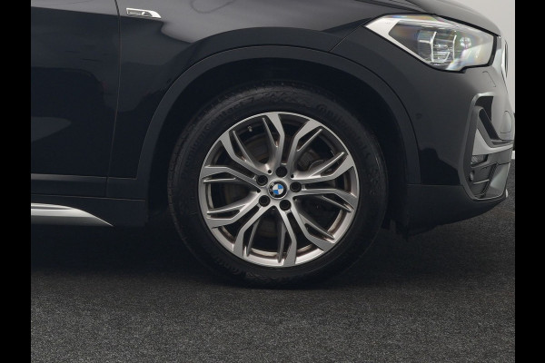 BMW X1 xDrive25e XLine PHEV 221pk Dealer O.H. | Trekhaak Afn. | Panodak | Adaptive Cruise | Camera | Lederen Sportstoelen & Stuur Verwarmd | Keyless | Apple Carplay | Hifi Audio | Navigatie | DAB | 18"L.M | Plug In Hybrid