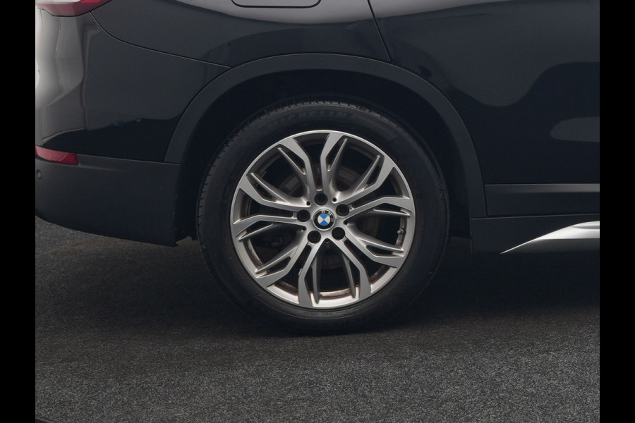 BMW X1 xDrive25e XLine PHEV 221pk Dealer O.H. | Trekhaak Afn. | Panodak | Adaptive Cruise | Camera | Lederen Sportstoelen & Stuur Verwarmd | Keyless | Apple Carplay | Hifi Audio | Navigatie | DAB | 18"L.M | Plug In Hybrid