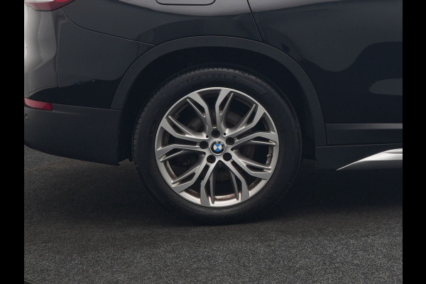 BMW X1 xDrive25e XLine PHEV 221pk Dealer O.H. | Trekhaak Afn. | Panodak | Adaptive Cruise | Camera | Lederen Sportstoelen & Stuur Verwarmd | Keyless | Apple Carplay | Hifi Audio | Navigatie | DAB | 18"L.M | Plug In Hybrid