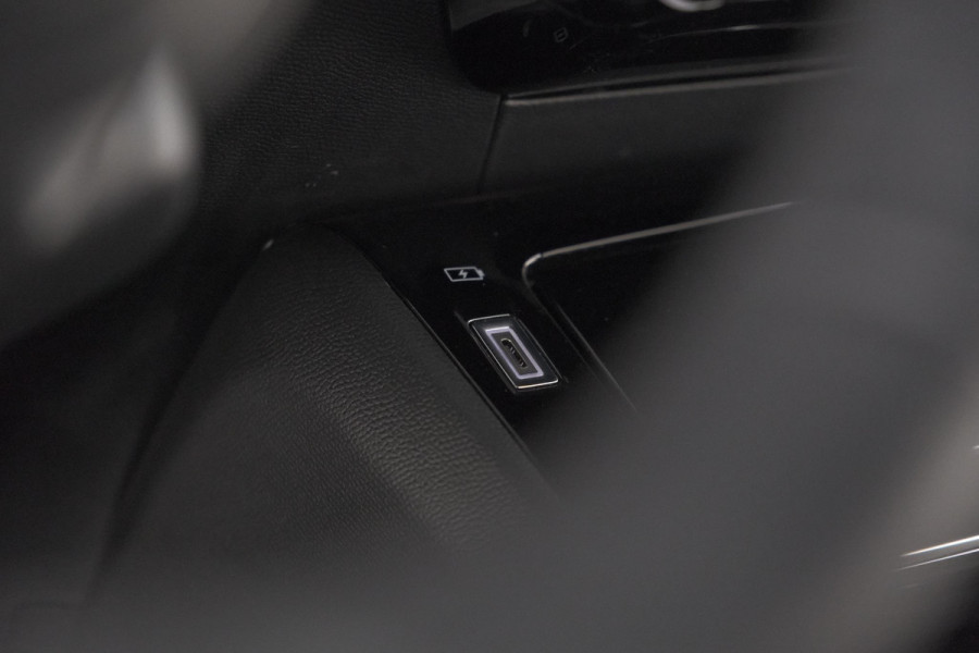 Peugeot e-2008 EV Allure 54 kWh | 3 Fase Laadfunctie | Camera | Navigatie | Apple Carplay