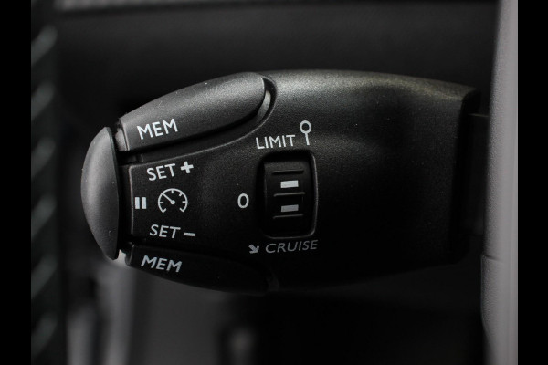 Peugeot 2008 1.2 Hybrid 136 pk Automaat Allure | DEMO ! | Navigatie | Apple Carplay/Android Auto | Climate Control | Dab | Led | Parkeer sensoren | Cruise Control | Stoelverwarming