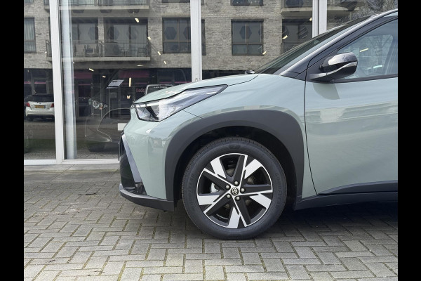 Toyota Aygo X 1.5 Hybrid Pulse Plus | Tarragon, Bi-Tone, Stoelverwarming, Climate control, Startknop, LED, 17 inch