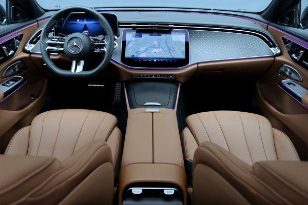 Mercedes-Benz E-Klasse Estate 300 e AMG Line | Distronic | Trekhaak | Burmester | Stoelventilatie | Panoramadak | Digital Light | Surround Camera | Keyless Go | Zonnerollo's |