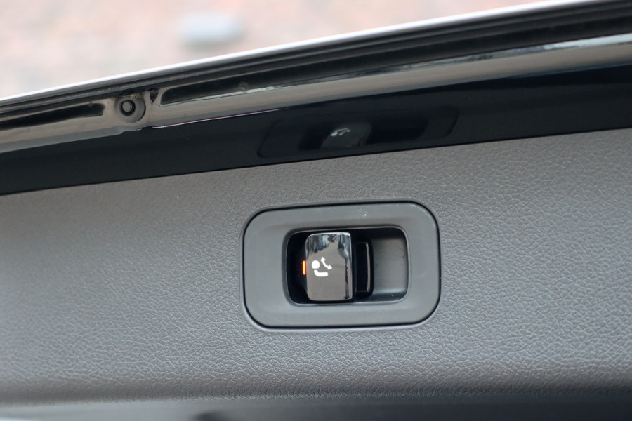 Mercedes-Benz E-Klasse Estate 300 e AMG Line | Distronic | Trekhaak | Burmester | Stoelventilatie | Panoramadak | Digital Light | Surround Camera | Keyless Go | Zonnerollo's |