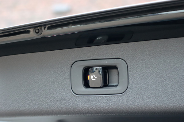 Mercedes-Benz E-Klasse Estate 300 e AMG Line | Distronic | Trekhaak | Burmester | Stoelventilatie | Panoramadak | Digital Light | Surround Camera | Keyless Go | Zonnerollo's |