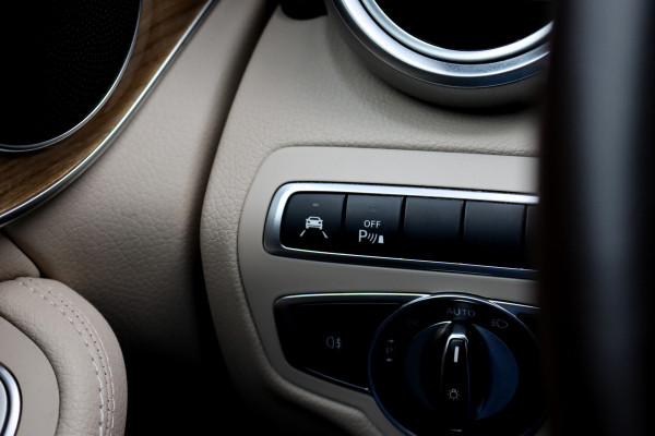 Mercedes-Benz GLC Coupé 300 4MATIC AMG Line | Dodehoekassistent | Camera | Multibeam LED | Stoelverwarming | Spoorpakket |  Leder | Zonnerollo's | Navigatie | Cruise Control |