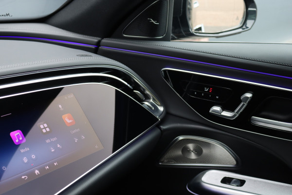 Mercedes-Benz E-Klasse Estate 300 e AMG Line | Hyperscreen | Luchtvering | Distronic+ | Trekhaak | Burmester | HUD | Verwarmd Stuurwiel | Panoramadak | Digital Light | Achterbank Verwarmd |