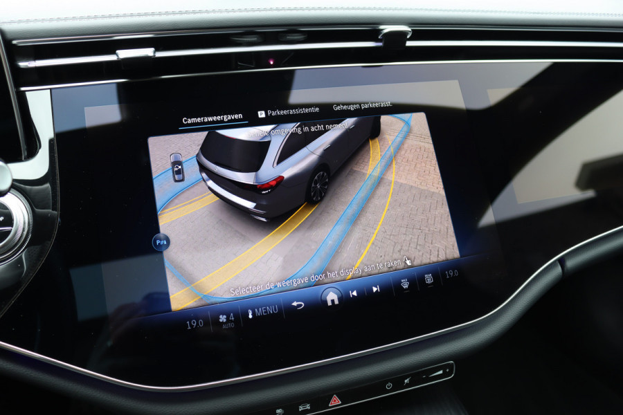 Mercedes-Benz E-Klasse Estate 300 e AMG Line | Hyperscreen | Luchtvering | Distronic+ | Trekhaak | Burmester | HUD | Verwarmd Stuurwiel | Panoramadak | Digital Light | Achterbank Verwarmd |