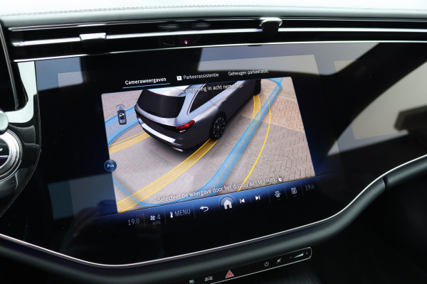 Mercedes-Benz E-Klasse Estate 300 e AMG Line | Hyperscreen | Luchtvering | Distronic+ | Trekhaak | Burmester | HUD | Verwarmd Stuurwiel | Panoramadak | Digital Light | Achterbank Verwarmd |