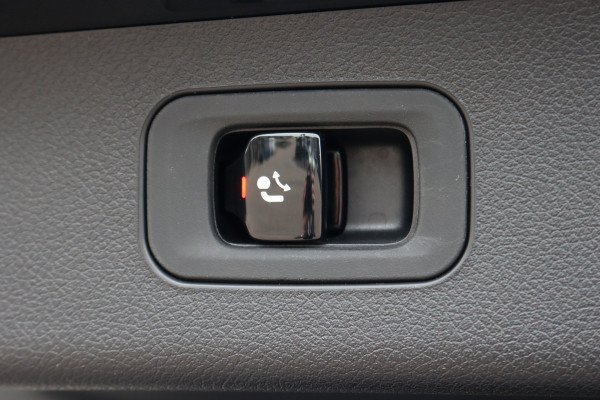 Mercedes-Benz E-Klasse Estate 300 e AMG Line | Hyperscreen | Luchtvering | Distronic+ | Trekhaak | Burmester | HUD | Verwarmd Stuurwiel | Panoramadak | Digital Light | Achterbank Verwarmd |