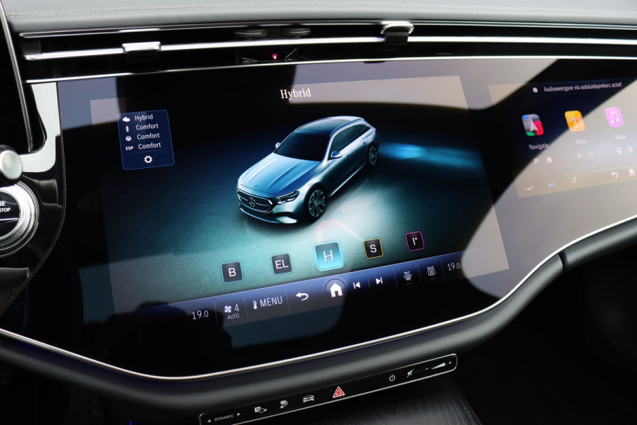 Mercedes-Benz E-Klasse Estate 300 e AMG Line | Hyperscreen | Luchtvering | Distronic+ | Trekhaak | Burmester | HUD | Verwarmd Stuurwiel | Panoramadak | Digital Light | Achterbank Verwarmd |