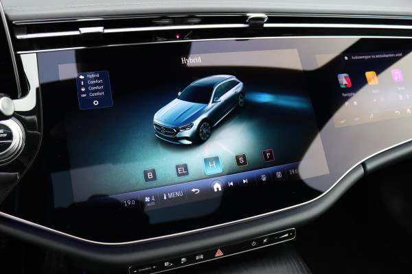 Mercedes-Benz E-Klasse Estate 300 e AMG Line | Hyperscreen | Luchtvering | Distronic+ | Trekhaak | Burmester | HUD | Verwarmd Stuurwiel | Panoramadak | Digital Light | Achterbank Verwarmd |