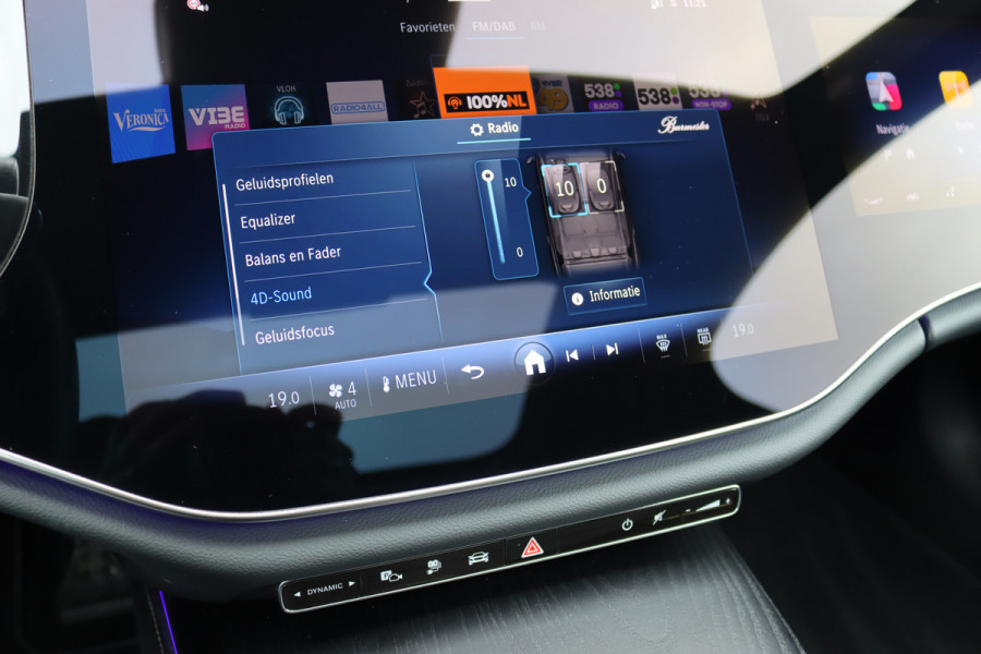 Mercedes-Benz E-Klasse Estate 300 e AMG Line | Hyperscreen | Luchtvering | Distronic+ | Trekhaak | Burmester | HUD | Verwarmd Stuurwiel | Panoramadak | Digital Light | Achterbank Verwarmd |